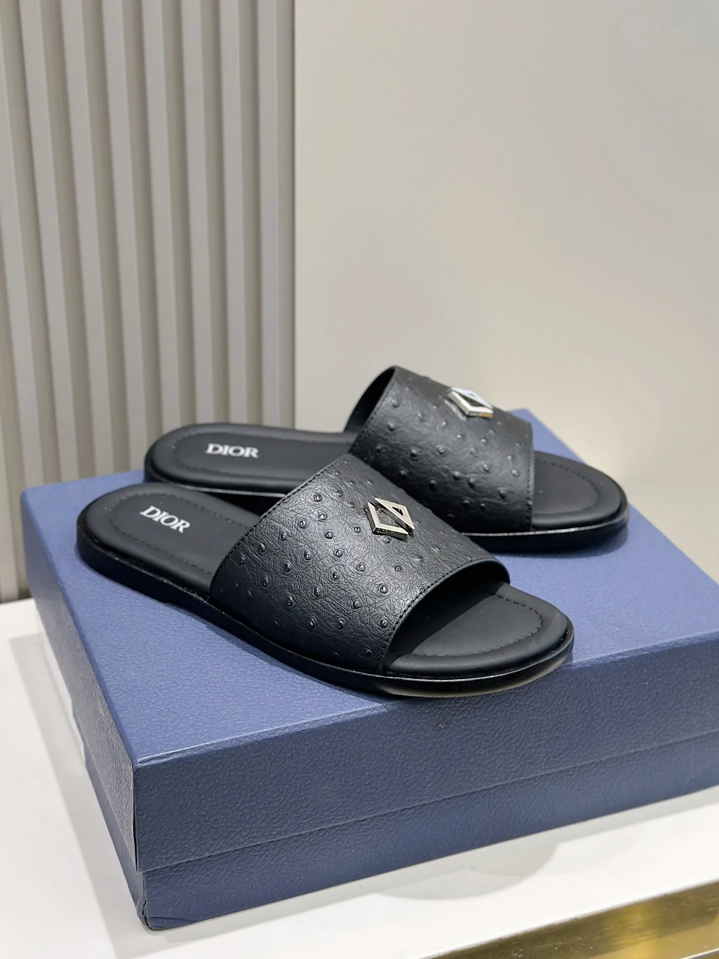 P320 [DIOR] Size 39-44 (38.45 custom-made) 2024ss Dior’s latest men’s slippers are a must-have. Dior Alias ​​Men's Genuine Leather Slippers This summer new Alias ​​sandal embodies a casual and elegant style. Carefully crafted from grained cow leather and Oblique printed fabric, with cowhide lining! Cross-strap design with metal-clad brass CD Diamond logo. The imported cowhide leather and rubber sole adds sophistication and comfort, while Oblique print-effect anti-slip panels add style.
